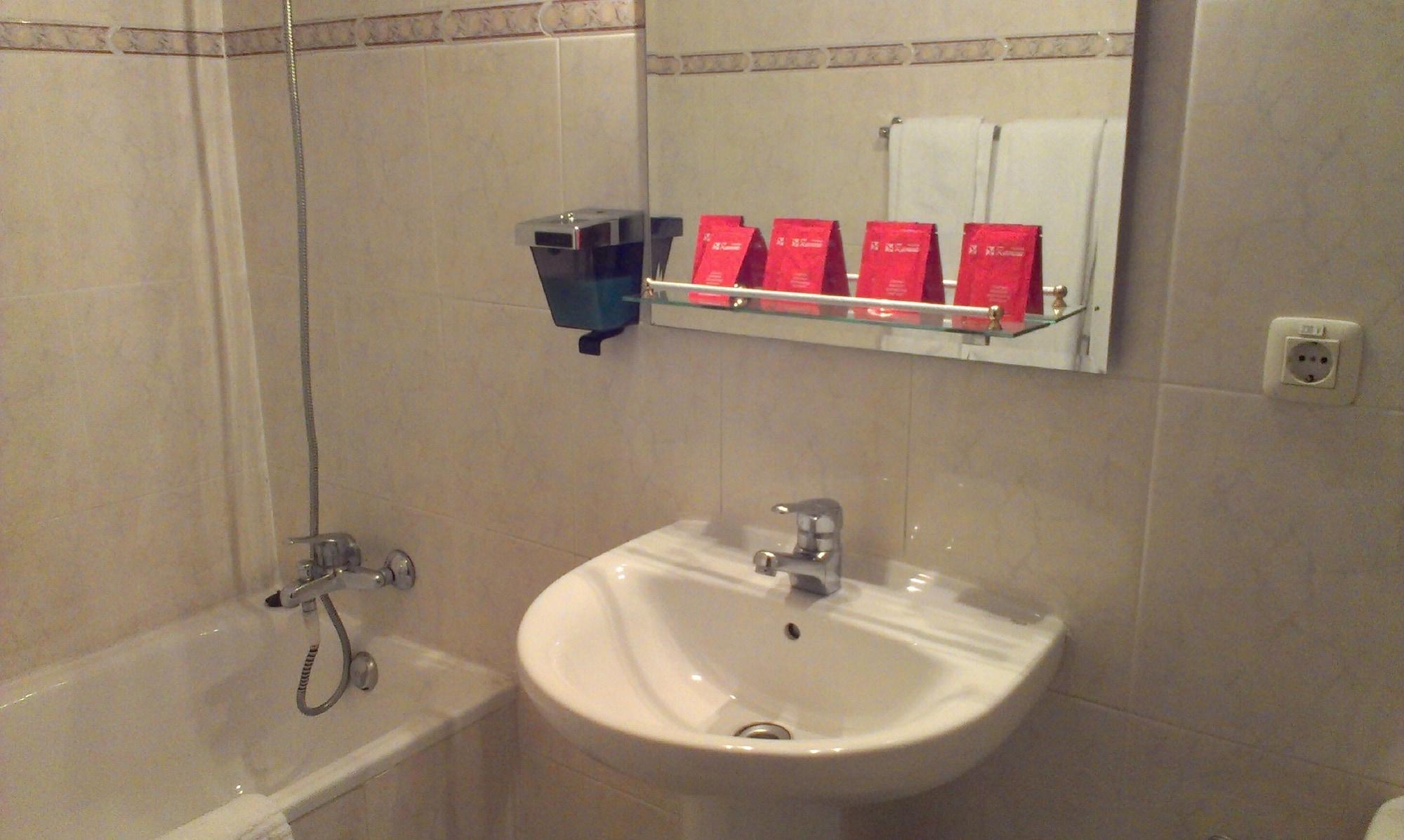 Hostal Zamora Madrid Bagian luar foto