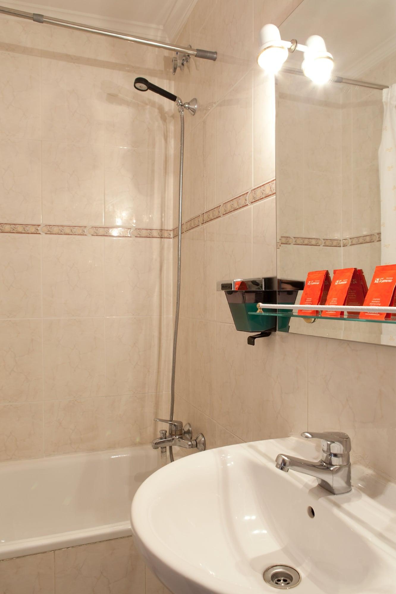 Hostal Zamora Madrid Bagian luar foto
