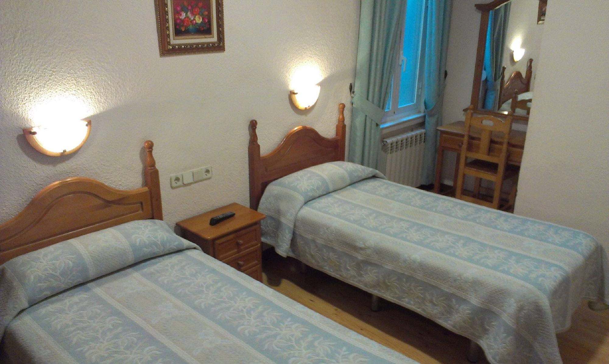Hostal Zamora Madrid Bagian luar foto