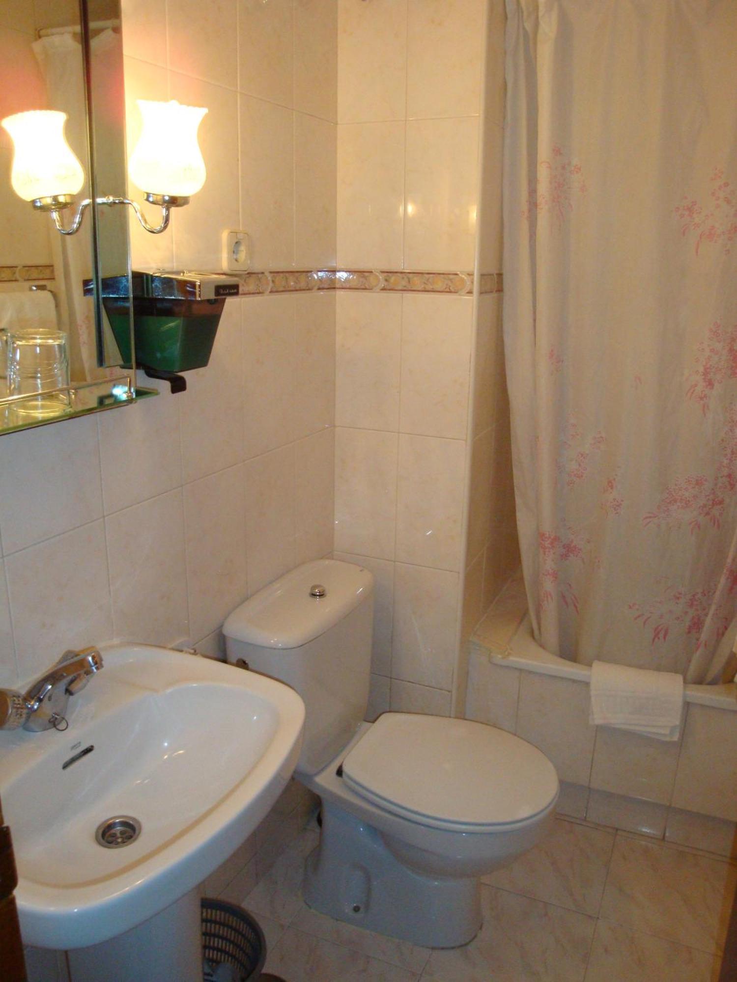 Hostal Zamora Madrid Bagian luar foto