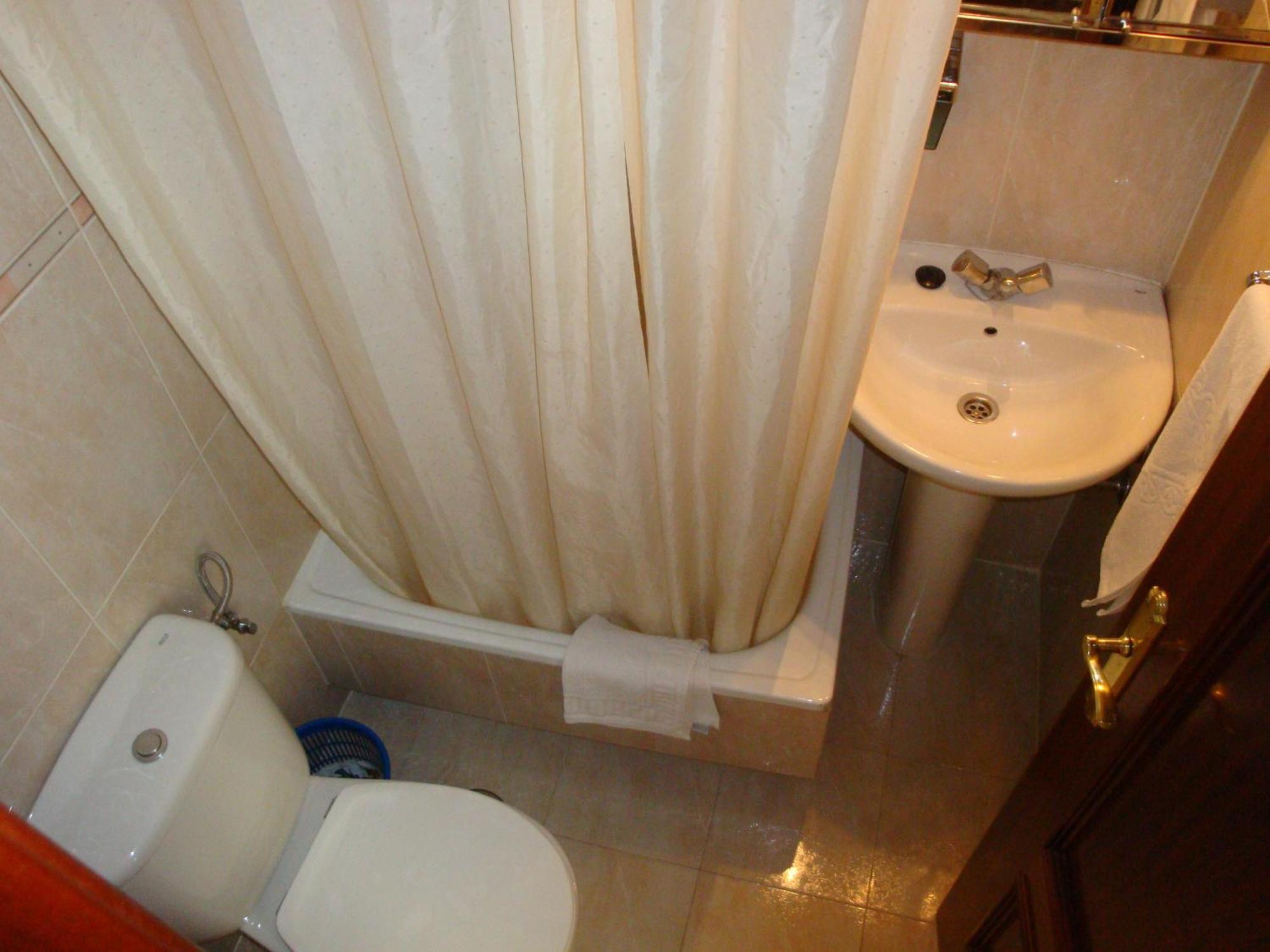 Hostal Zamora Madrid Bagian luar foto