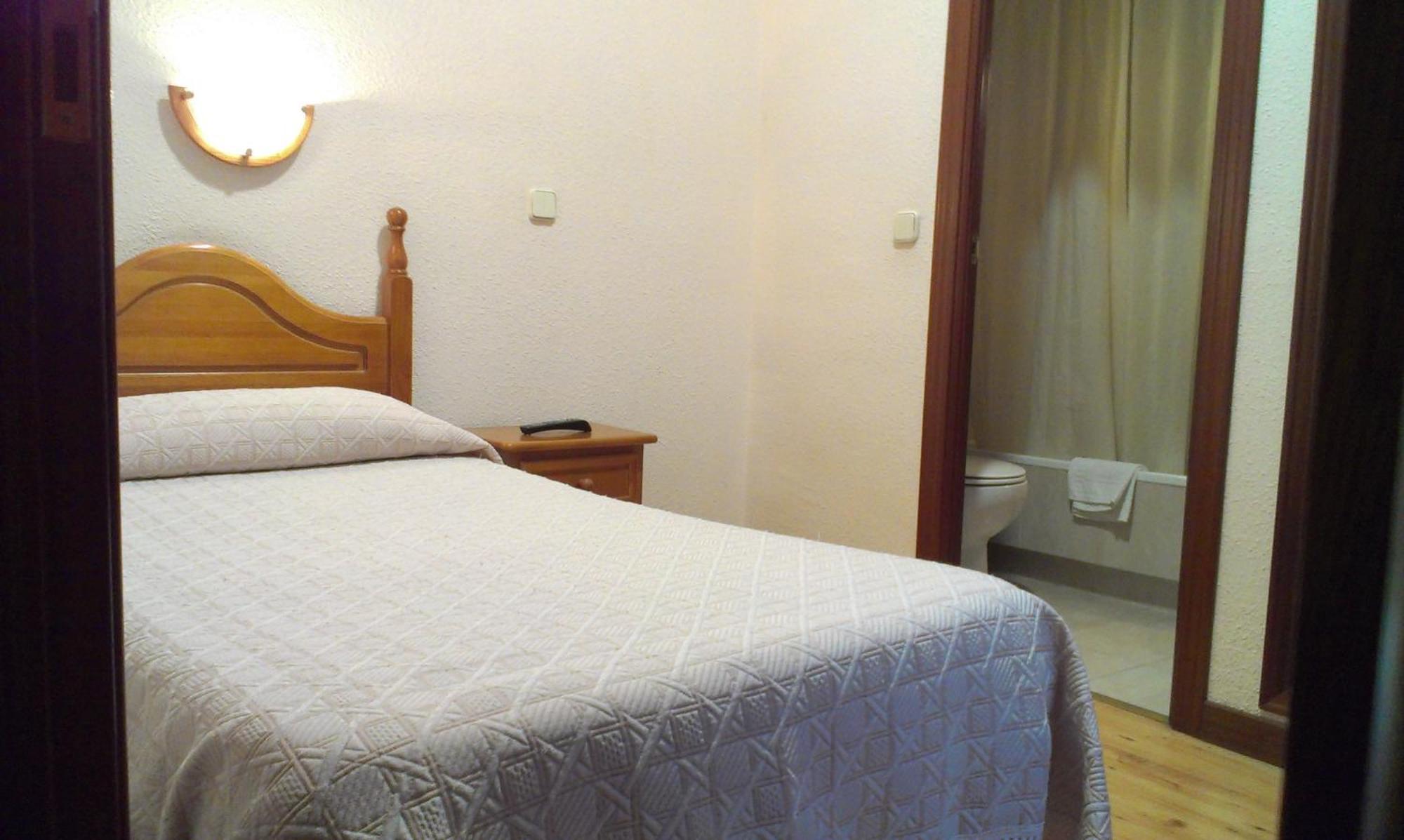 Hostal Zamora Madrid Bagian luar foto