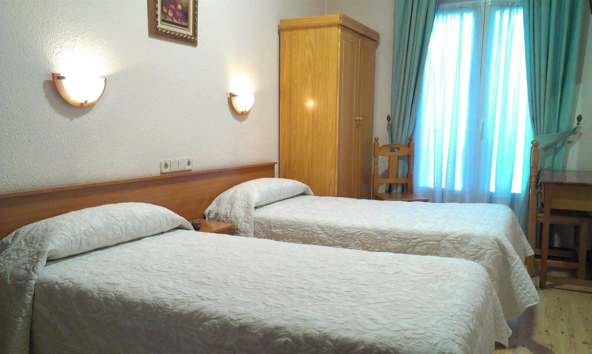 Hostal Zamora Madrid Bagian luar foto